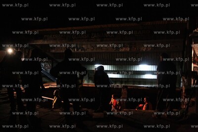 Ulewa podmyla chodnik przed dworcem skm na Zabiance,...