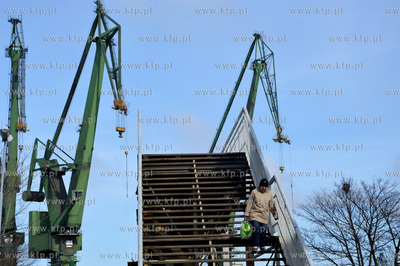 Gdansk. Dzwigi Stoczn Gdanskiej i kladka dla pieszych...
