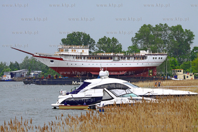 Transport kadluba do portu wewnetrzego w Gdansku szkolnego...