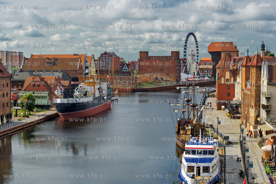 Gdansk. Widok z hotelu Hilton na Motlawe. Po lewej...