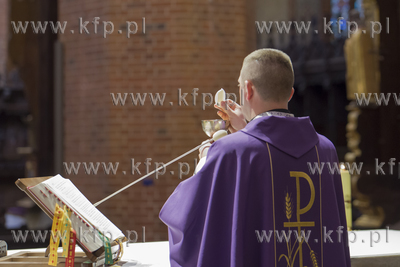Pierwsza Msza Święta w Bazylice Katedralnej w Pelplinie...