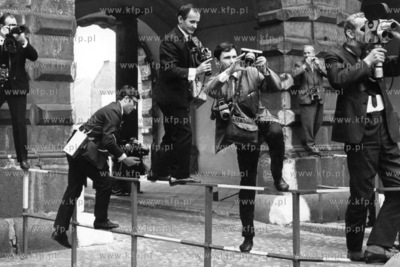 Zbigniew Kosycarz, fotoreporter Głosu Wybrzeża stoi...