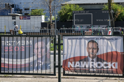 Gdańsk Brzeźno. Banery wyborcze przy torach tramwajowych...
