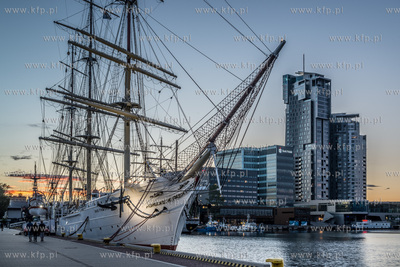 Gdynia wieczorem, Dar Pomorza i Sea Towers. 20.09.2015...