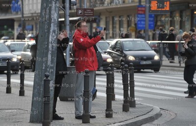 Performance z udzialem gumowej lalki w centrum Warszawy....