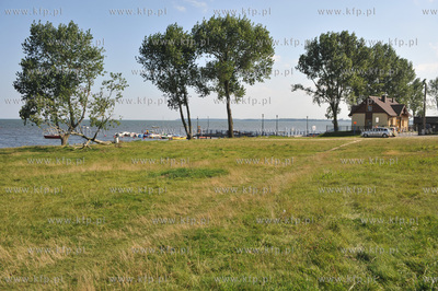 Swarzewo nad Zatoka Pucka. Male molo z zacumowanymi...