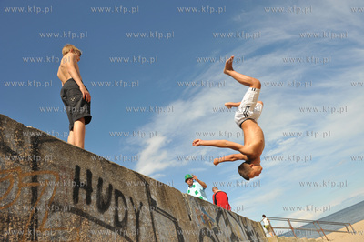 Gdansk Brzezno. Chlopcy trenuje parkour skaczac z betonowych...