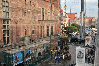 Przygotowania do montazu drestaurowanego hełmu Ratusza...