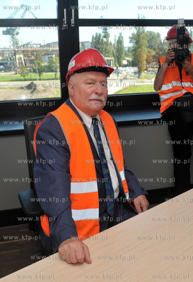 Prezydent Lech Walesa zwiedzal budowe Europejskiego...