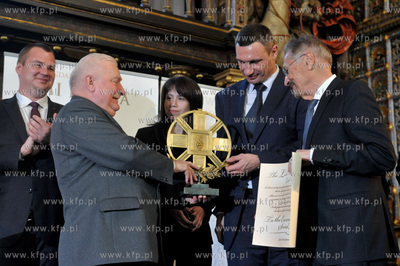 Dwor Artusa. Prezydent Lech Walesa wreczyl przyznawana...