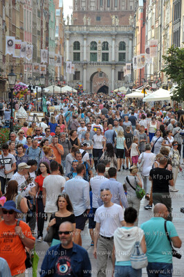 Wakacyjny tłum na ul. Długiej w Gdańsku. W oddali...