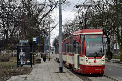 Gdańsk Nowy Port. Tramwaj linii 5  na przystanku na...