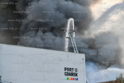 Pożar hali magazynowej w Nowym Porcie w Gdańsku....