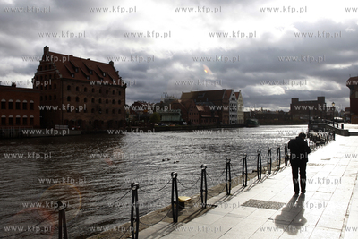 Gdansk. Statek muzeum Soldek, zostal odholowany do...