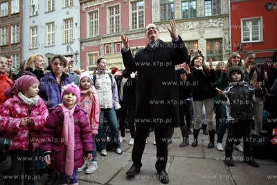 Gdańsk. Teatr w Oknie przy ul Długiej. Wolontariusze...