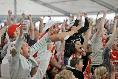 Sopot. Fan Camp Carlsberg. Kibice ogladaja mecz mistrzostw...