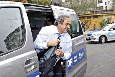 Delegaci UEFA z prezydentem Michaelem Platinim byli...