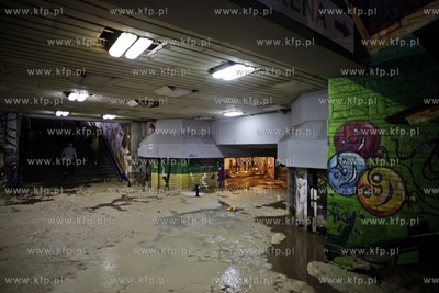 Gdansk Zabianka.  Zalany tunel na przystanku SKM po...