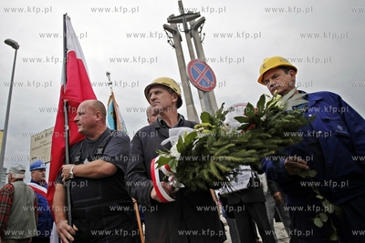 Gdansk. Zlozenie kwiatow pod pomnikiem Poleglych Stoczniowcow...