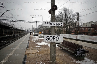 Sopot. Przebudowa peronu dla pociagow dalekobieznych....