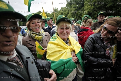 Protest dzialkowcow pod Urzedem Wojewodzkim w Gdansku.
Protestujacy...