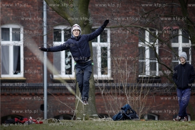 Kuba Siwiecki trenuje slackline, czyli chodzenia na...