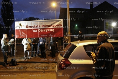 Pikieta Krucjaty Rozancowej za Ojczyzne przed koncertem...