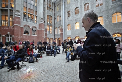 Bezplatny kurs obslugiwania dronow na dziedzincu Jana...