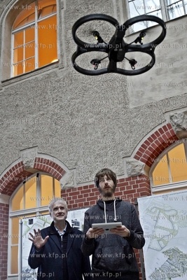 Bezplatny kurs obslugiwania dronow na dziedzincu Jana...