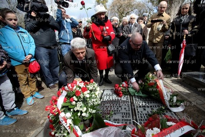 Gdańsk. Cmentarz garnizonowy. Odsłonięcie tablicy...