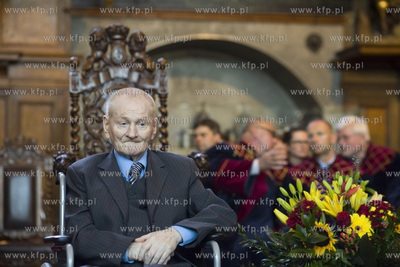 Dwor Artusa. Uroczysta sesja Rady Miasta Gdanska. Wreczenie...