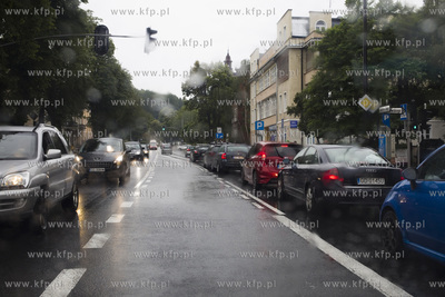 Obfite opady deszczu w Gdańsku. Nz. ul. Jaśkowa Dolina.
14.07.2016
fot....