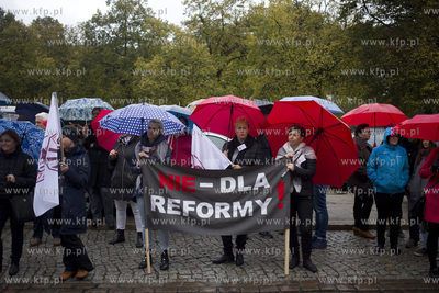 Urzad Wojewódzki w Gdańsku. Protest środowisk nauczycielskich...