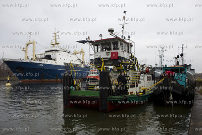 Transport historycznego holownika Okoń z przystani...