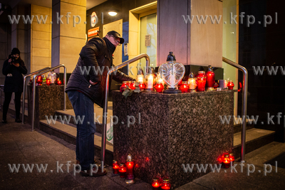 Mieszkańcy Gdańska zapalają znicze pod Urzędem...