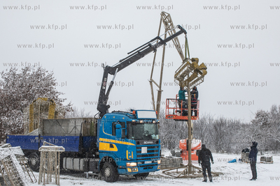 Zima w Gdańsku. Montaż ulicznych iluminacji swiątecznych...