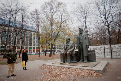 Pomnik Karl Heinricha Marx i Frederyk Engelsa na Marxengelsforum...