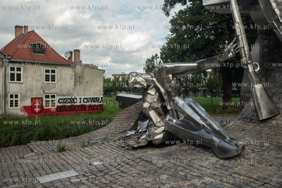Mural z napisem "Cześć i Chwała Obrońcom Poczty"...
