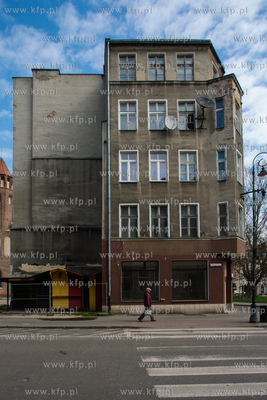 Niszczejąca,  przedwojenna kamienica nr 108 u zbiegu...