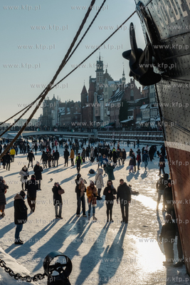 Tłumy spacerowiczów na zamarzniętej Motławie w...