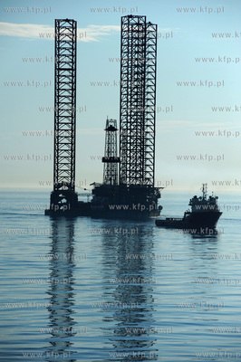 Samopodnosna platforma wiertnicza ENSCO100 w drodze...
