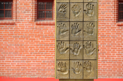 W Alei Gwiazd w Gdansku swoje dlonie odcisneli dwaj...