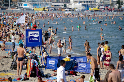 Gdynia. Tlumy turystow i mieszkancow gdyni podczas...