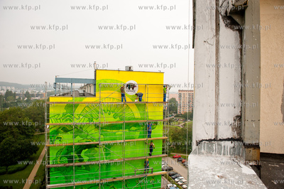 Gdansk. Zaspa. Pilotow 10. Demontaz rusztowania i odsloniecie...