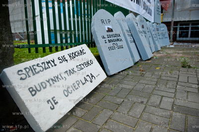 Gdansk. Wejscie do budynku Szpitala MSWiA. Manifestacja...