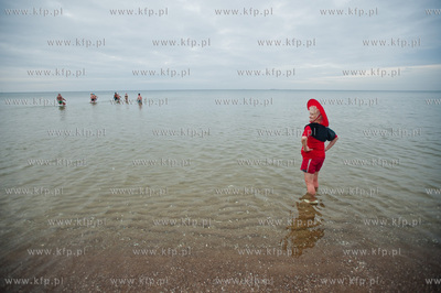 Gdansk. Plaza w Jelitkowie. Noworoczna zimowa kapiel...