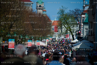 Tlumy mieszkancow i turystow na plazy i ulicach Sopotu,...