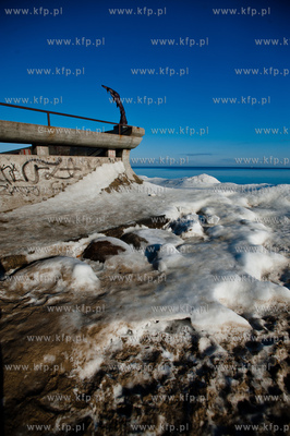 Sloneczny, zimowy dzien na plazy w Gdyni.
08.02.2014
fot....