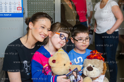 Gdansk.  Magdalena Rozczka odwiedzila dzieci w Klinice...