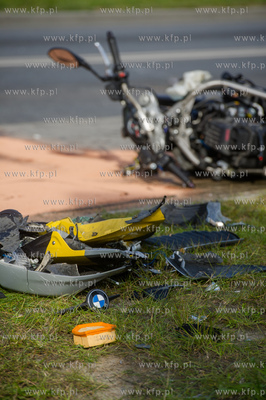 Gdansk. Wypadek drogowy auta i dwoch motocykli na ulicy...